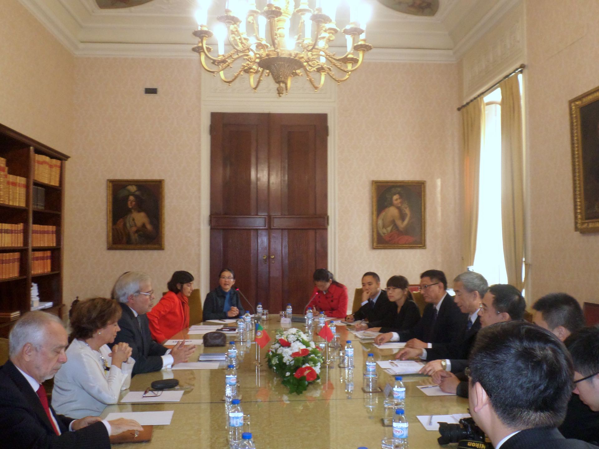 Visita de uma delegação da Comissão de Lei Básica da Região Administrativa Especial de Hong Kong/Macau  
